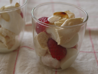 いちごとメレンゲのグラスデザート